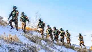 摩托车赛夜战：祁连灰熊队鏖战滇池貔貅队，速度优势明显客场静默反击